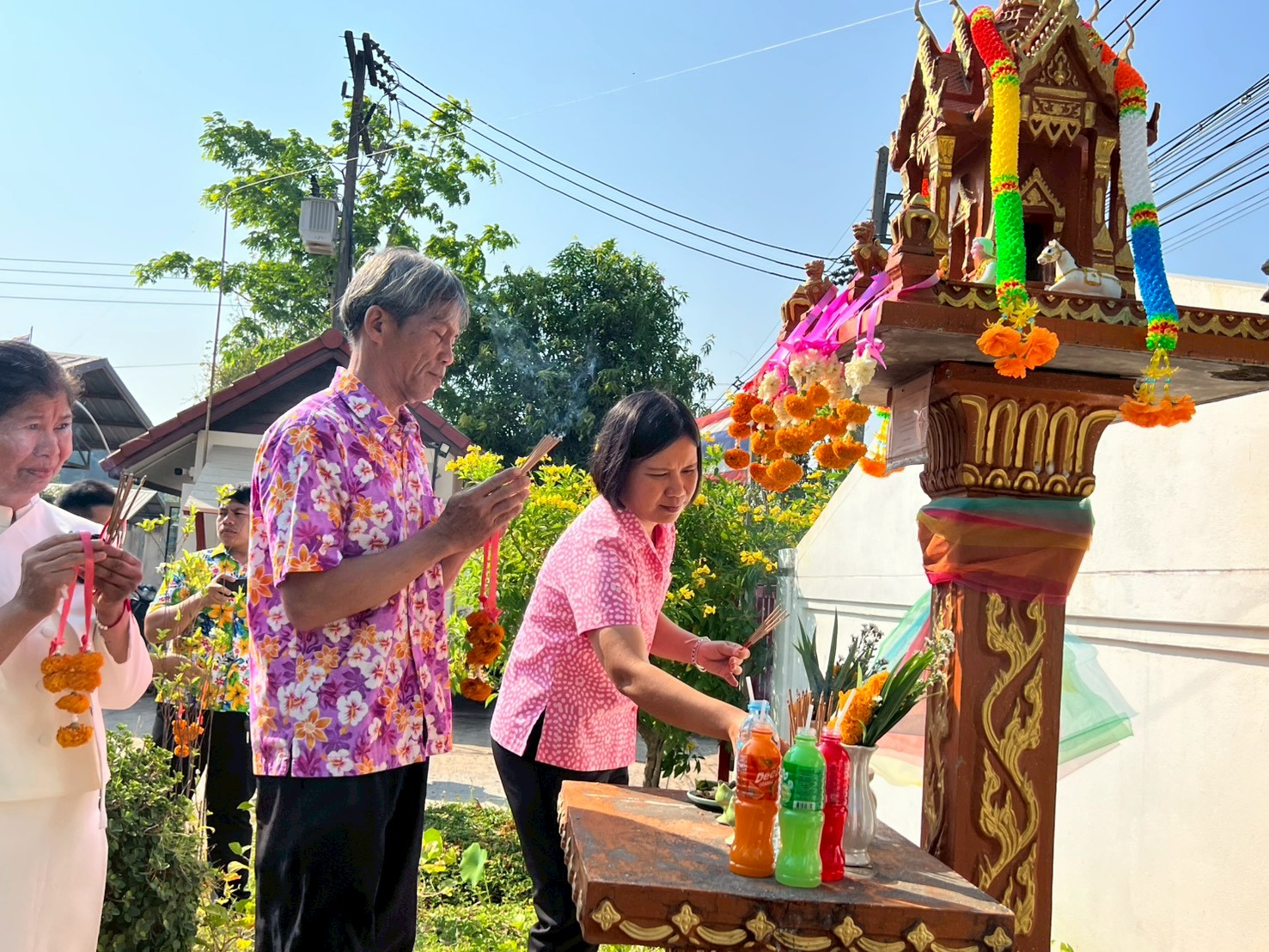 title - ส.ป.ก. ยโสธร จัดพิธีเจริญพระพุทธมนต์ทำบุญถวายภัตตาหารเพลแด่พระสงฆ์ พิธีสักการะศาลเจ้าที่และสิ่งศักดิ์สิทธิ์ประจำสำนักงาน เนื่องในเทศกาลวันขึ้นปีใหม่ไทย